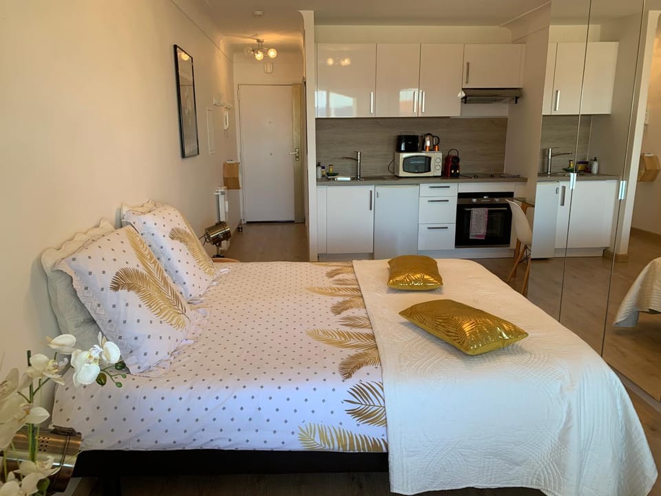 Bed, Kitchen or kitchenette, hair dresser