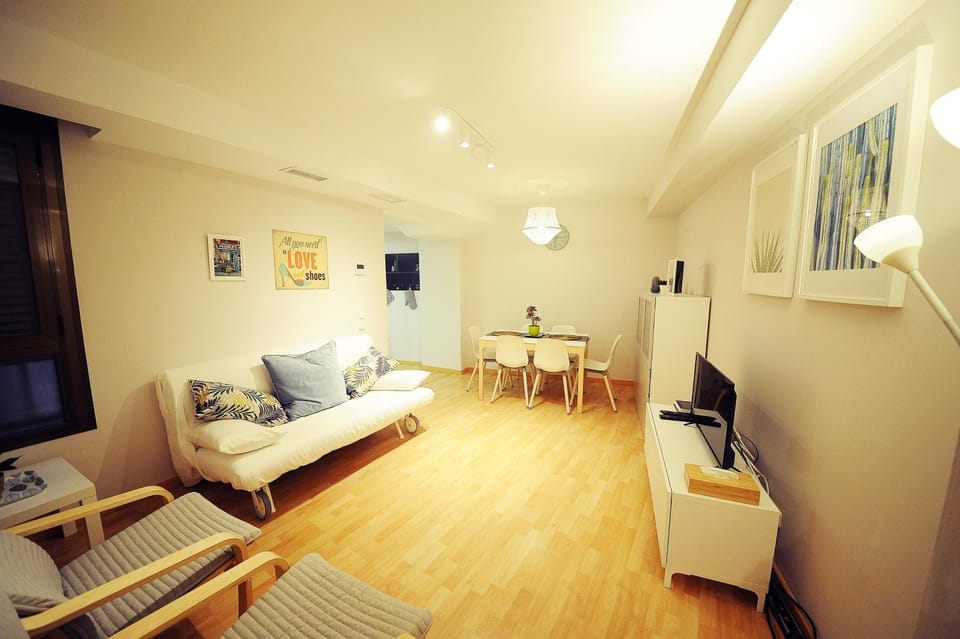 TV and multimedia, Living room, Seating area, Dining area