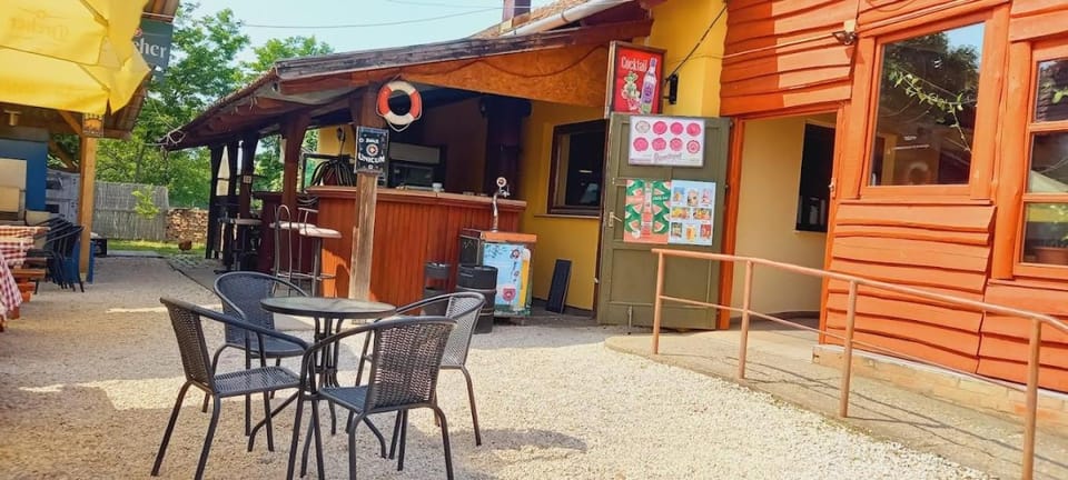 Restaurant/places to eat, Restaurant/places to eat