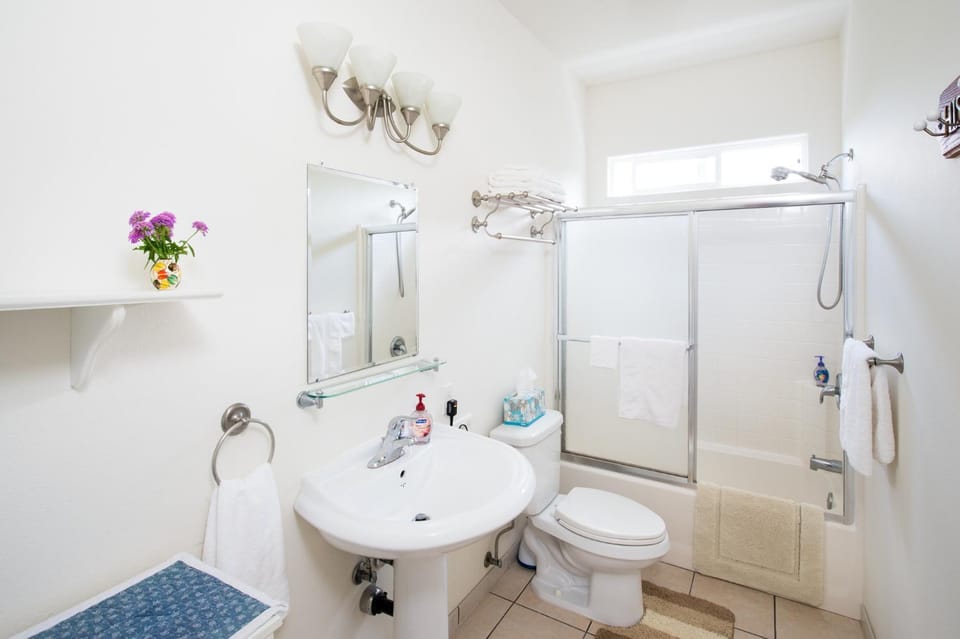 Shower, Toilet, Hot Tub, Bathroom