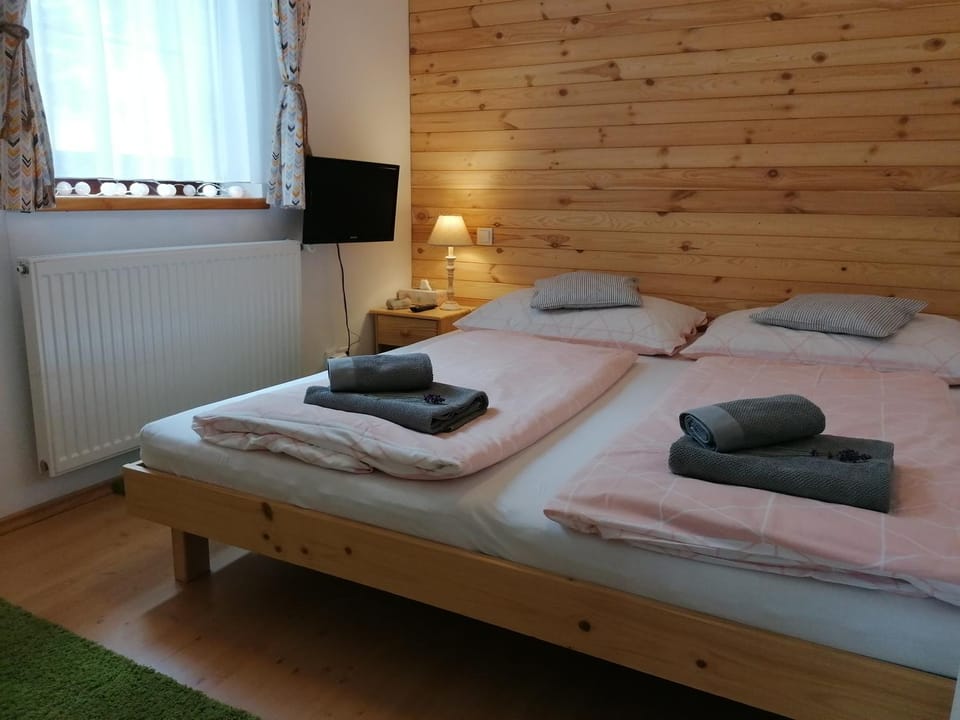 Bed, TV and multimedia, Bedroom