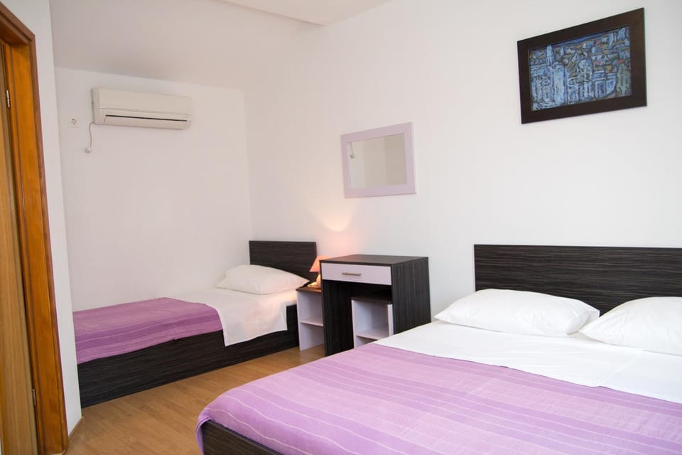 Bed, Bedroom, air conditioner