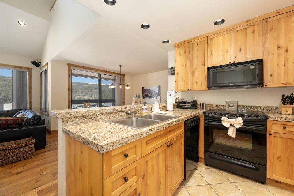 Day, View (from property/room), Kitchen or kitchenette, Living room, Mountain view, furniture, microwave, oven, stove, kitchen