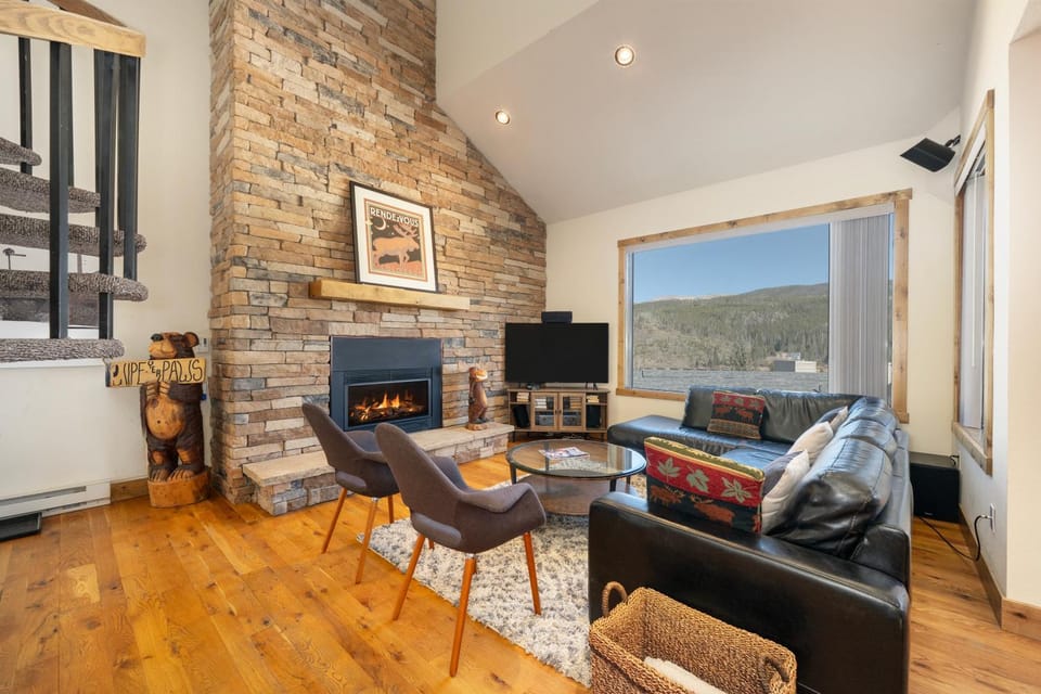 Day, TV and multimedia, Living room, Seating area, Mountain view, fireplace, furniture