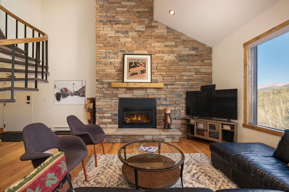 Day, TV and multimedia, Living room, Seating area, fireplace, furniture