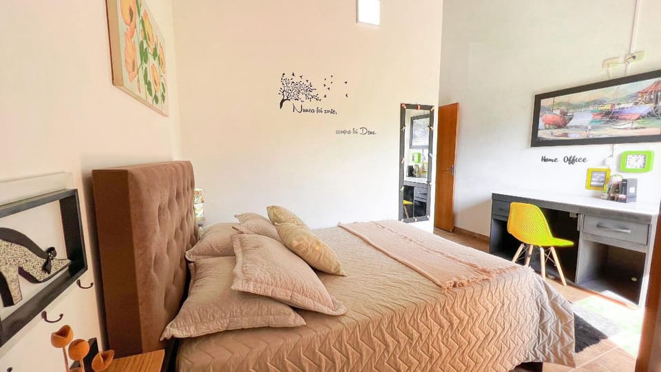Photo of the whole room, Bedroom