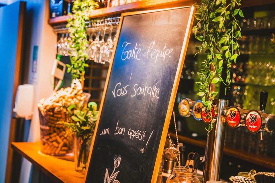 Lounge or bar, Food and drinks