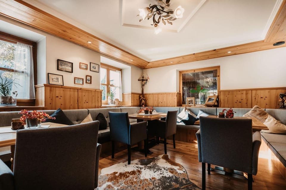 Restaurant/places to eat, Internal: Not applicable to any particular room