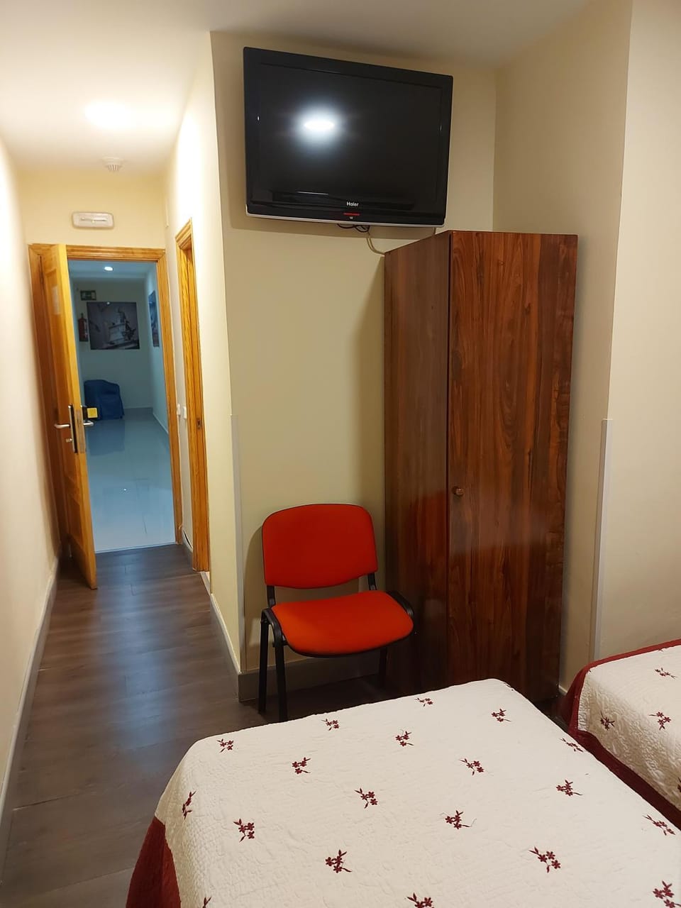 Bed, TV and multimedia, Photo of the whole room, Bedroom