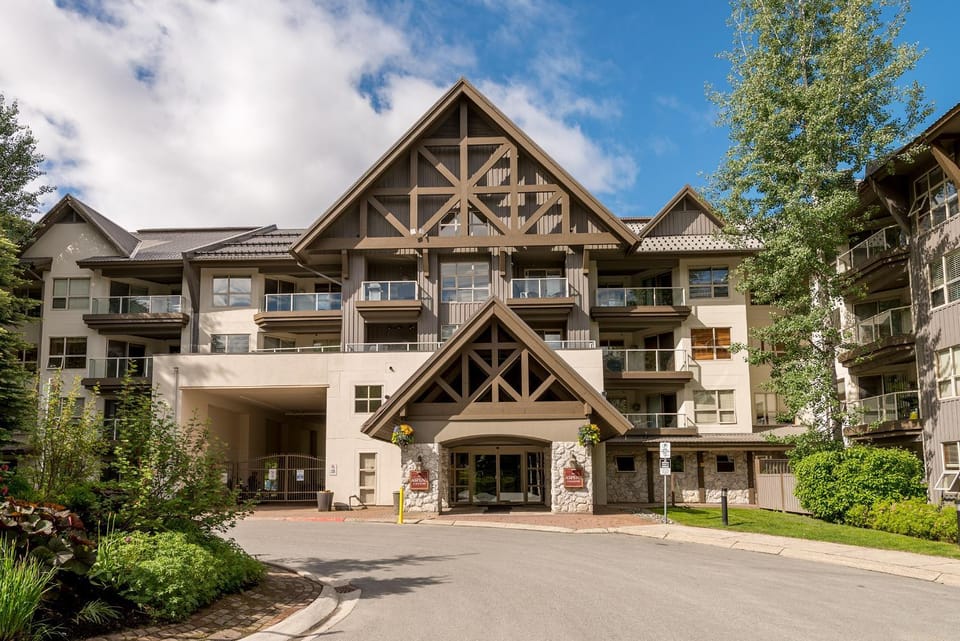 Property building, Facade/entrance, Off site, Summer
