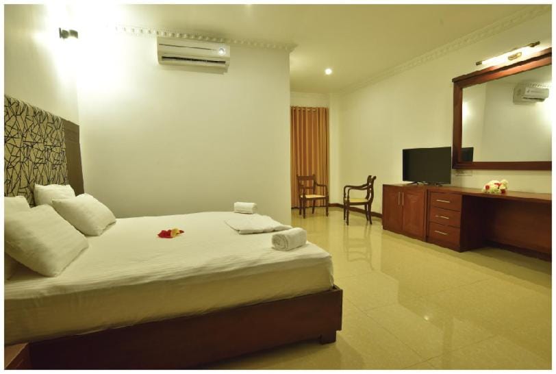 Bed, Photo of the whole room, Bedroom, air conditioner