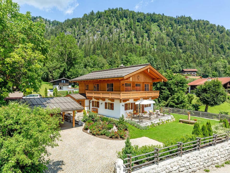 Chalet unter weissblauem Himmel House in Salzburgerland