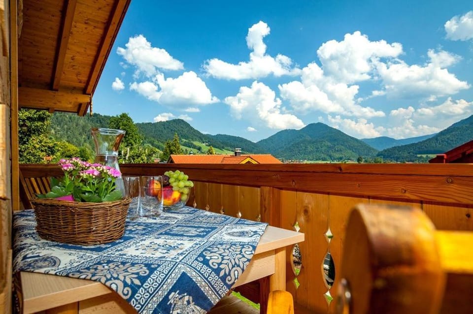 Chalet unter weissblauem Himmel House in Salzburgerland