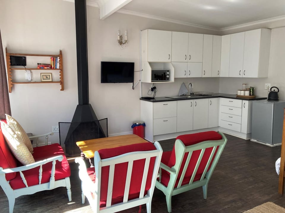 TV and multimedia, Coffee/tea facilities, Kitchen or kitchenette, Seating area, fireplace