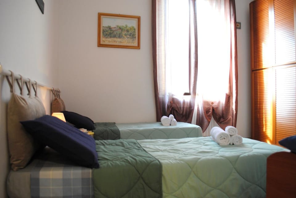 Photo of the whole room, Decorative detail, Bedroom