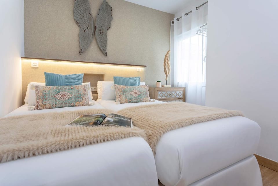 Bed, Photo of the whole room, Bedroom, furniture, air conditioner