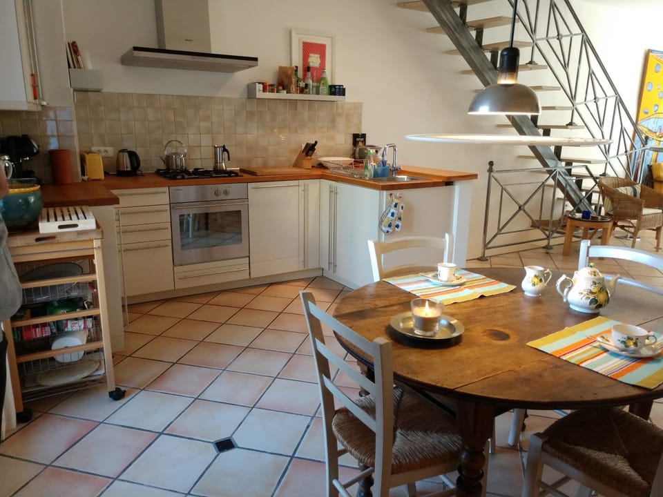 Kitchen or kitchenette, Dining area