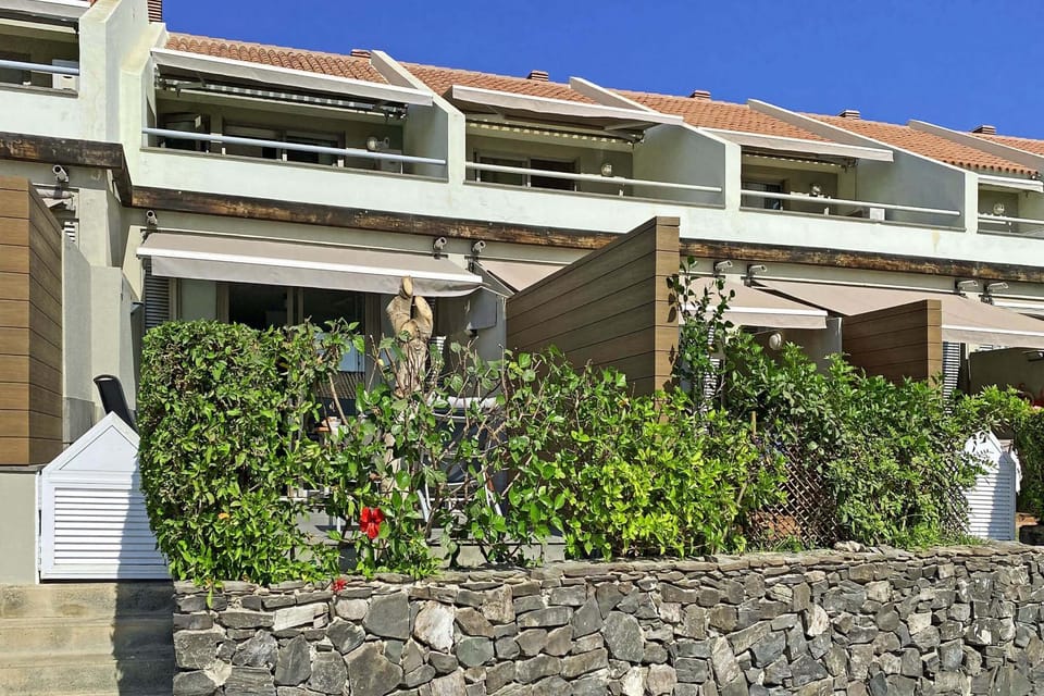 Property building, Facade/entrance, Off site