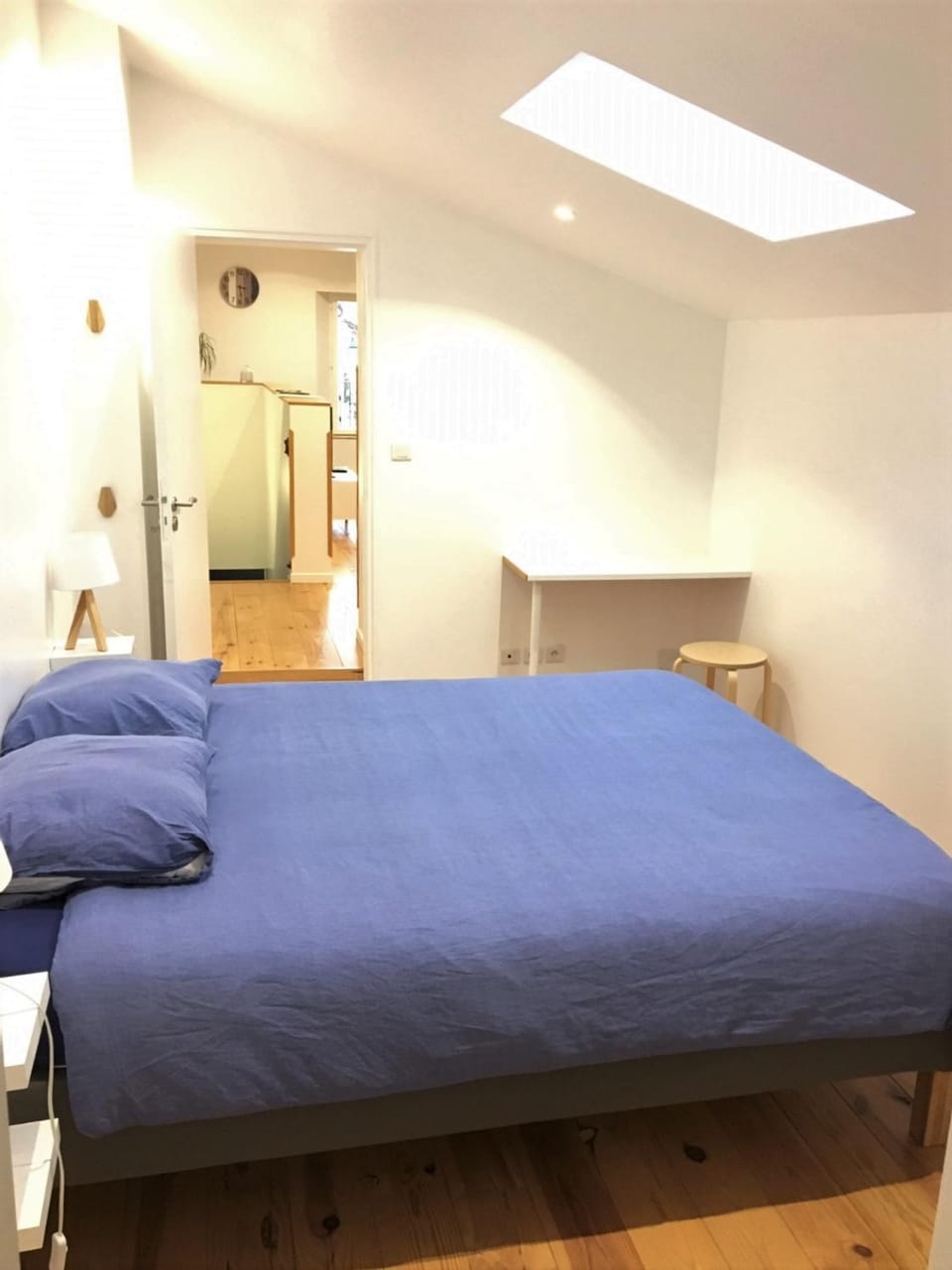 Bed, Photo of the whole room, Seating area, Bedroom