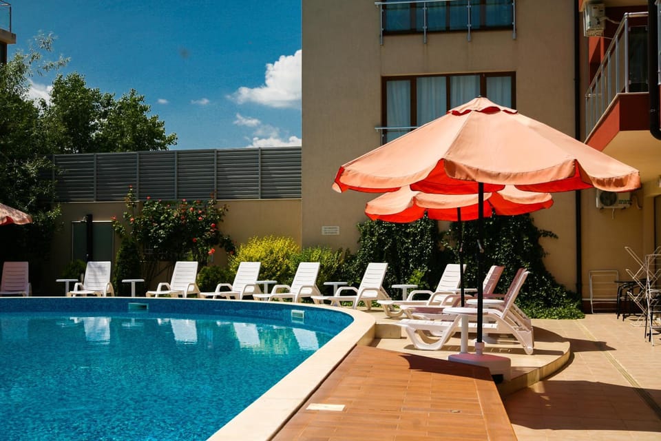 Pool view, Swimming pool, sunbed