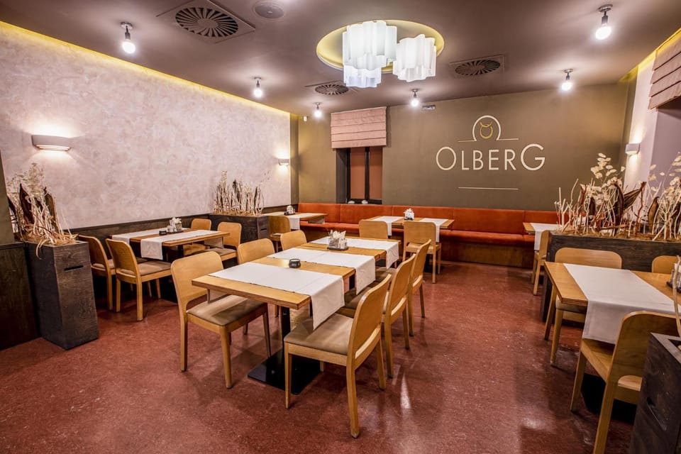 Restaurant/places to eat, Restaurant/places to eat, Banquet/Function facilities, Seating area