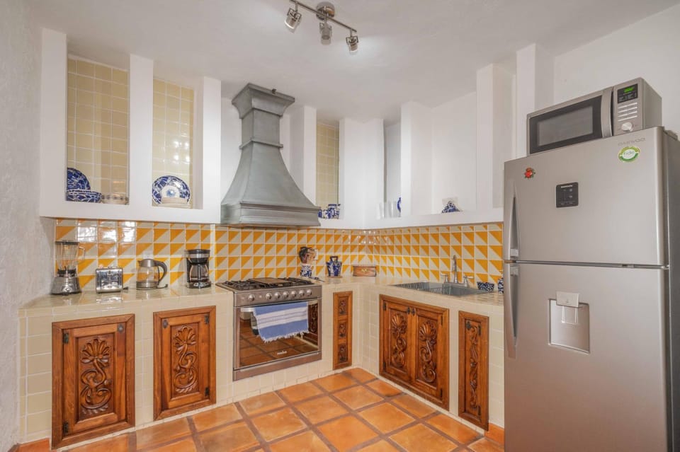 Rooftop Sunsets & Gas Fireplace Colonial Home House in San Miguel de Allende