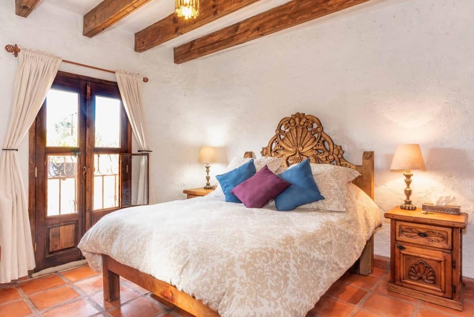 Rooftop Sunsets & Gas Fireplace Colonial Home House in San Miguel de Allende