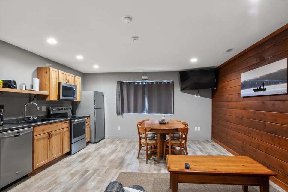 TV and multimedia, Kitchen or kitchenette, Dining area, dishwasher, oven, stove, toaster