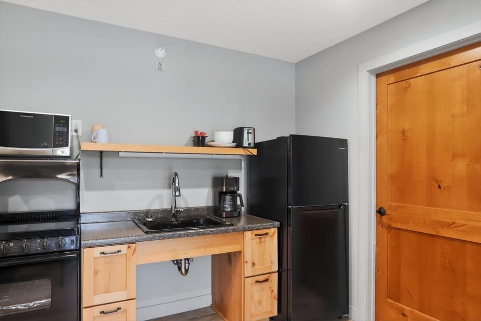 Coffee/tea facilities, Kitchen or kitchenette, oven, stove