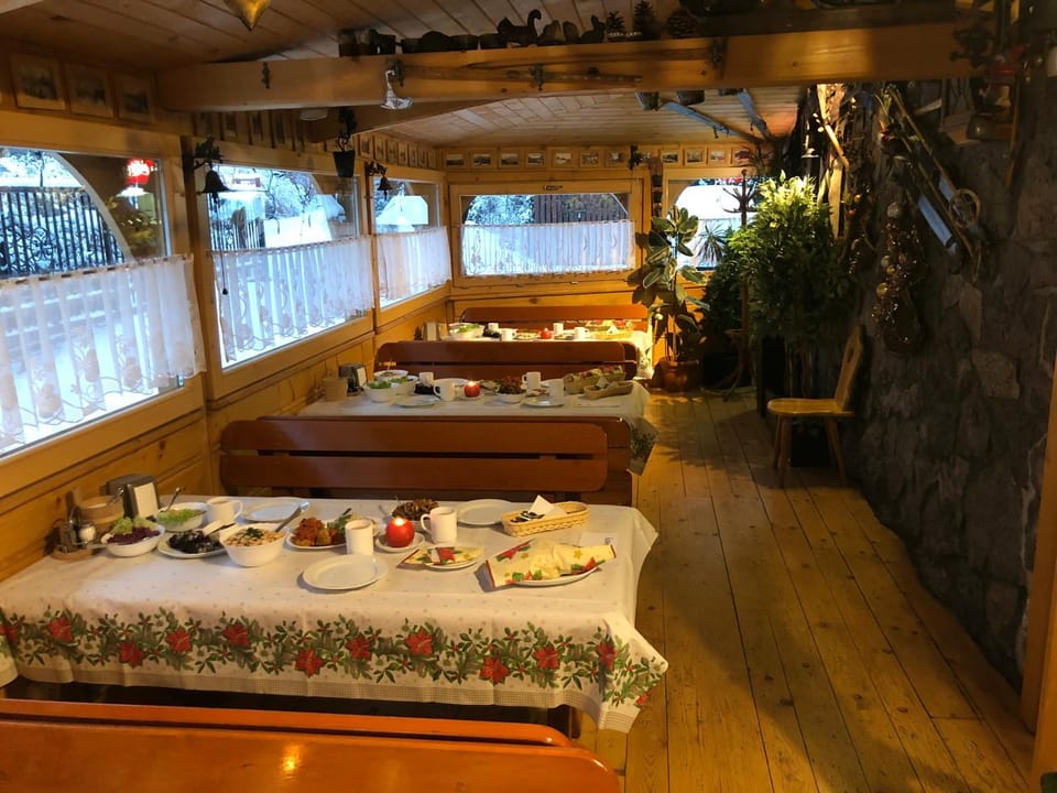 Restaurant/places to eat, Food and drinks, Dining area, Breakfast, Lunch