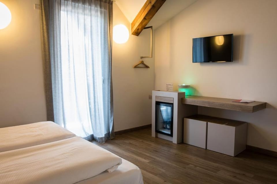 Bed, TV and multimedia, Photo of the whole room, Bedroom