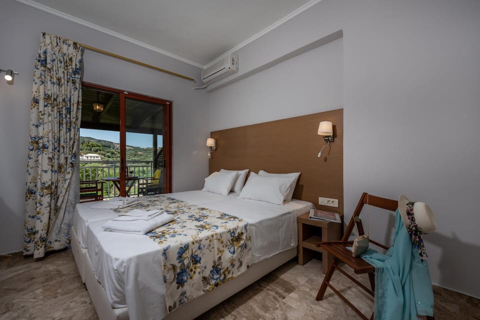 Bed, Photo of the whole room, Decorative detail, Garden view, Mountain view, Street view