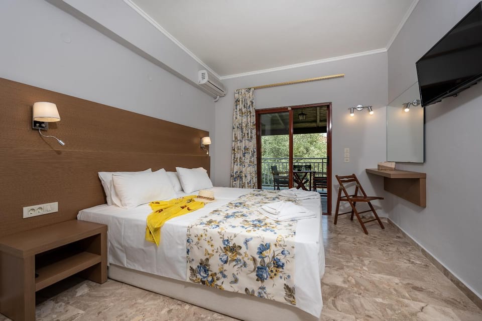 Bed, Balcony/Terrace, Photo of the whole room, Bedroom, Garden view