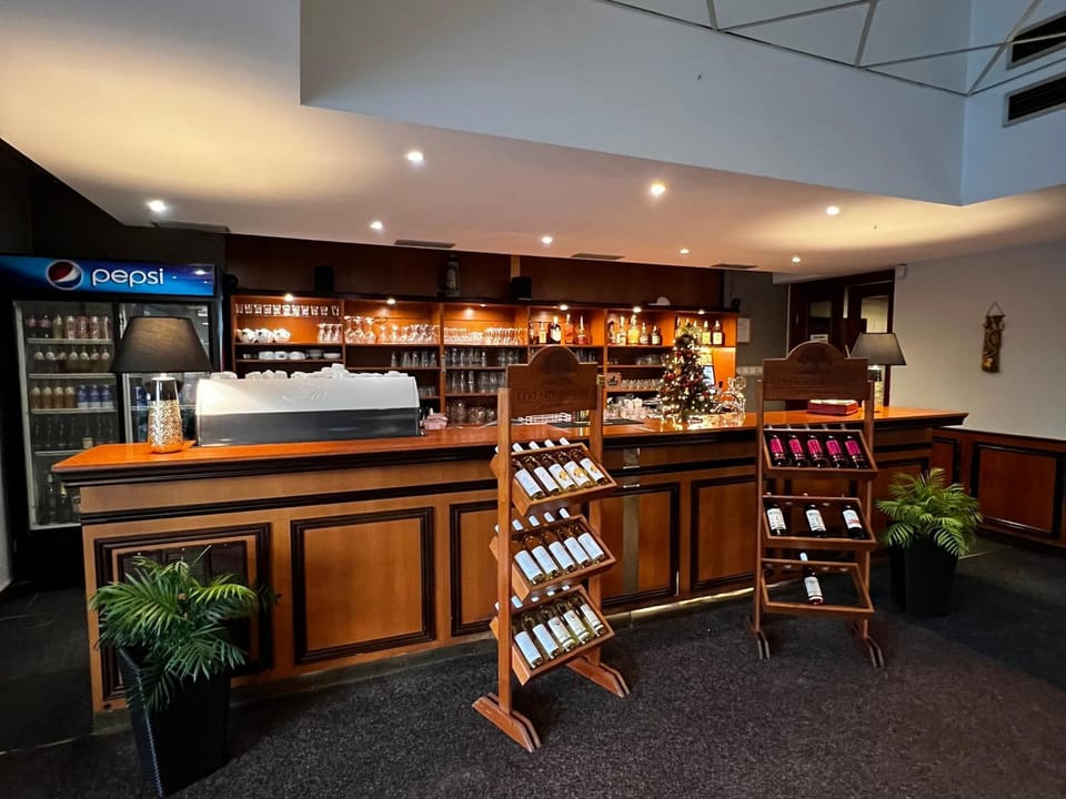 Restaurant/places to eat, Lounge or bar