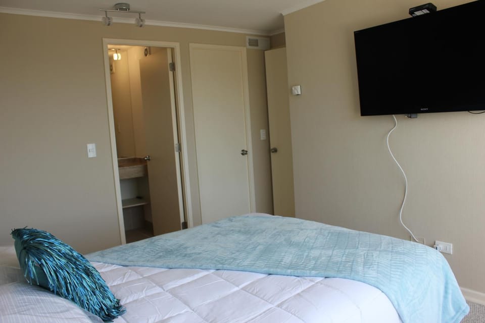 Shower, Bathroom, TV and multimedia, Bedroom