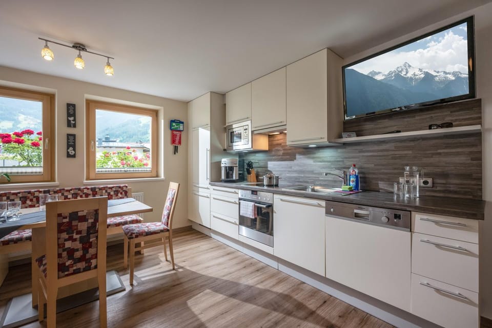 TV and multimedia, Kitchen or kitchenette, Dining area, stove