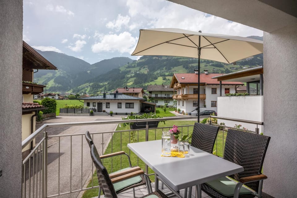 Balcony/Terrace, Mountain view
