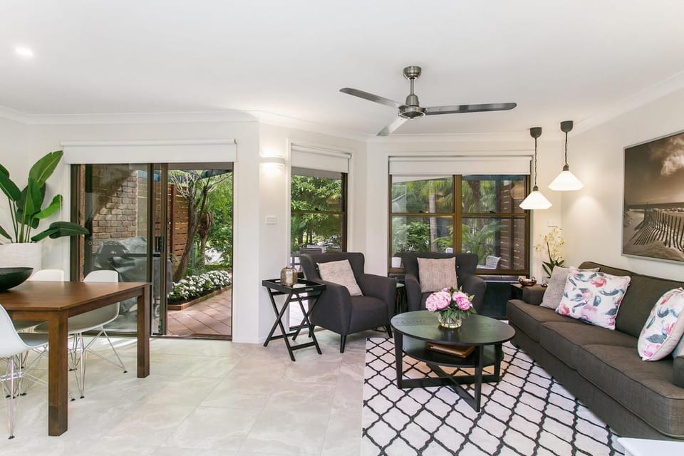 Living room, Seating area, Dining area, fireplace