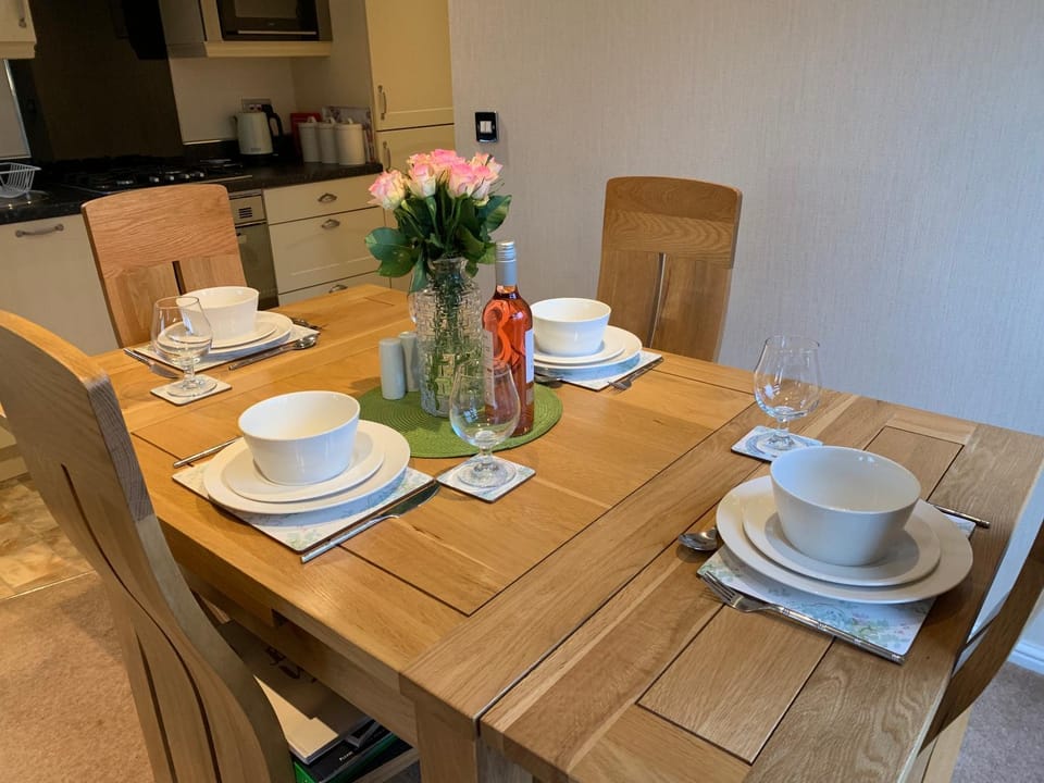 Kitchen or kitchenette, Dining area