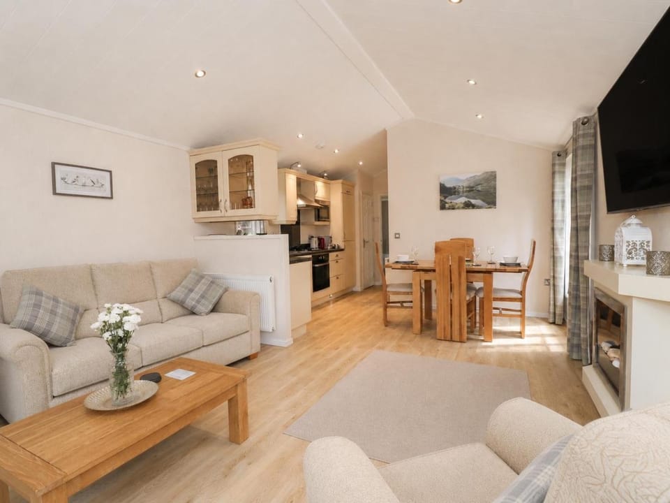 Communal lounge/ TV room, TV and multimedia, Kitchen or kitchenette, Living room, Seating area, Dining area, Evening entertainment