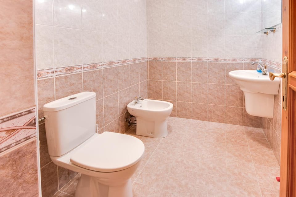 Toilet, bidet