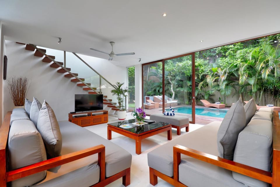 TV and multimedia, Living room, Pool view