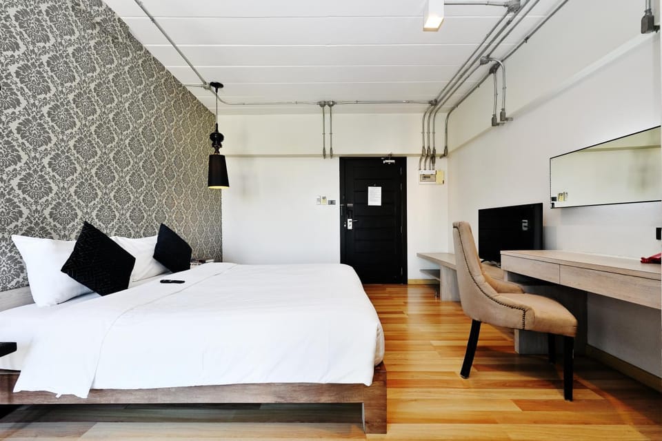 Photo of the whole room, Bedroom
