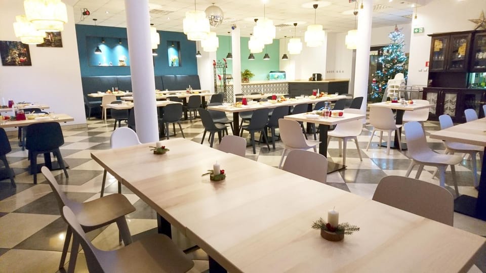 Restaurant/places to eat, Food and drinks, Banquet/Function facilities, Dining area