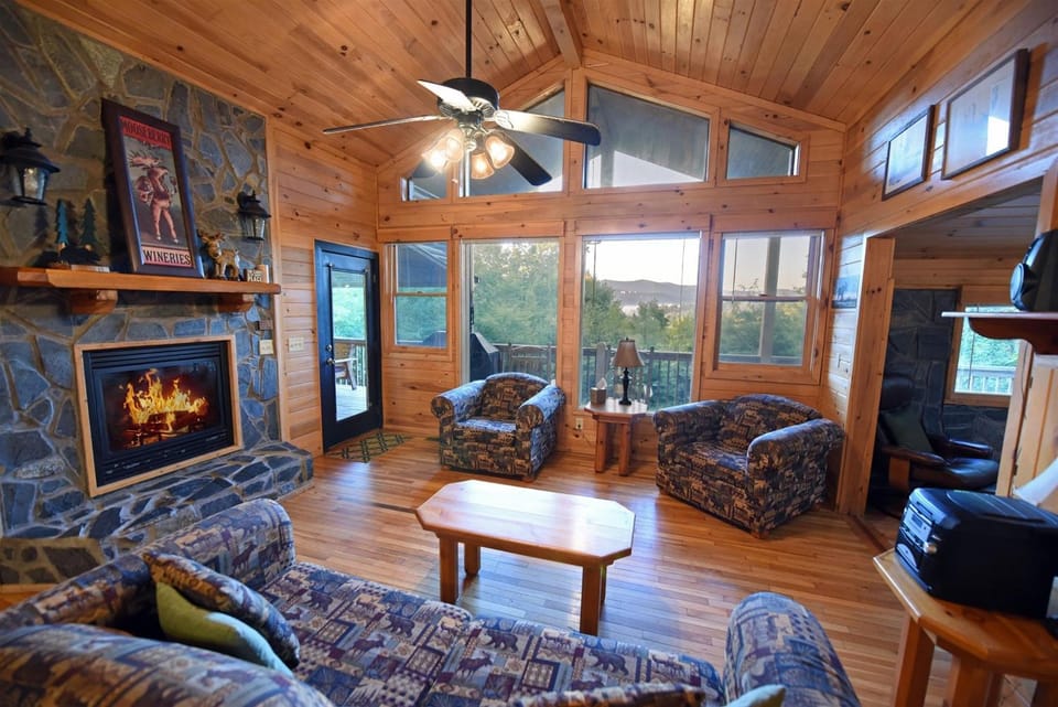 6BR/5BA Retreat • Hot Tub • Game Room • Treehouse House in Georgia