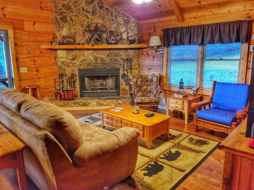 Trail`s End-Hot tub-wifi,-pets ok-Pool Table-Fireplace-Screened Porch-Activities House in Georgia
