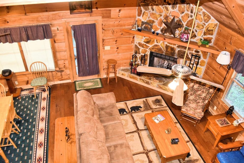 Trail`s End-Hot tub-wifi,-pets ok-Pool Table-Fireplace-Screened Porch-Activities House in Union County