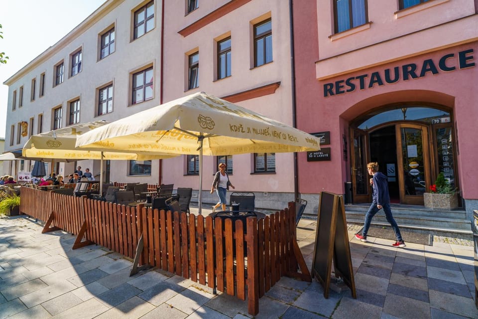 Property building, Restaurant/places to eat, Food and drinks, Food, Location, group of guests