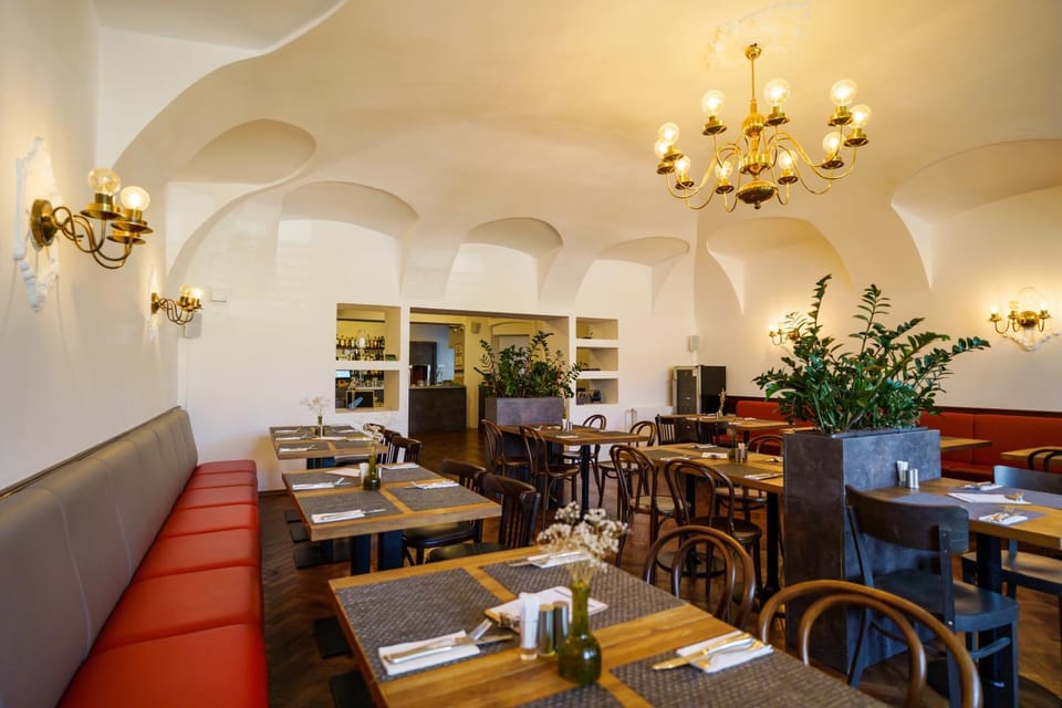 Restaurant/places to eat, Food and drinks, Banquet/Function facilities, Seating area