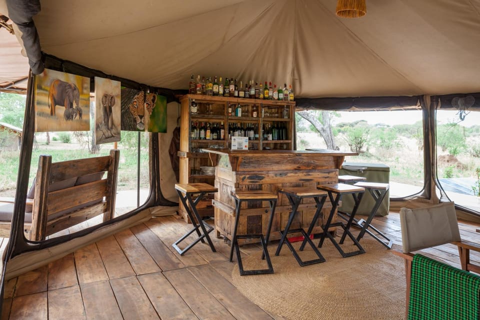 Lounge or bar, Dining area, Dinner